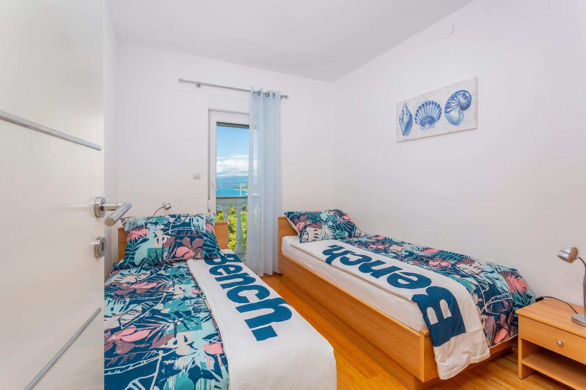 Apartments By The Sea Njivice, Krk - 5296 Bagian luar foto
