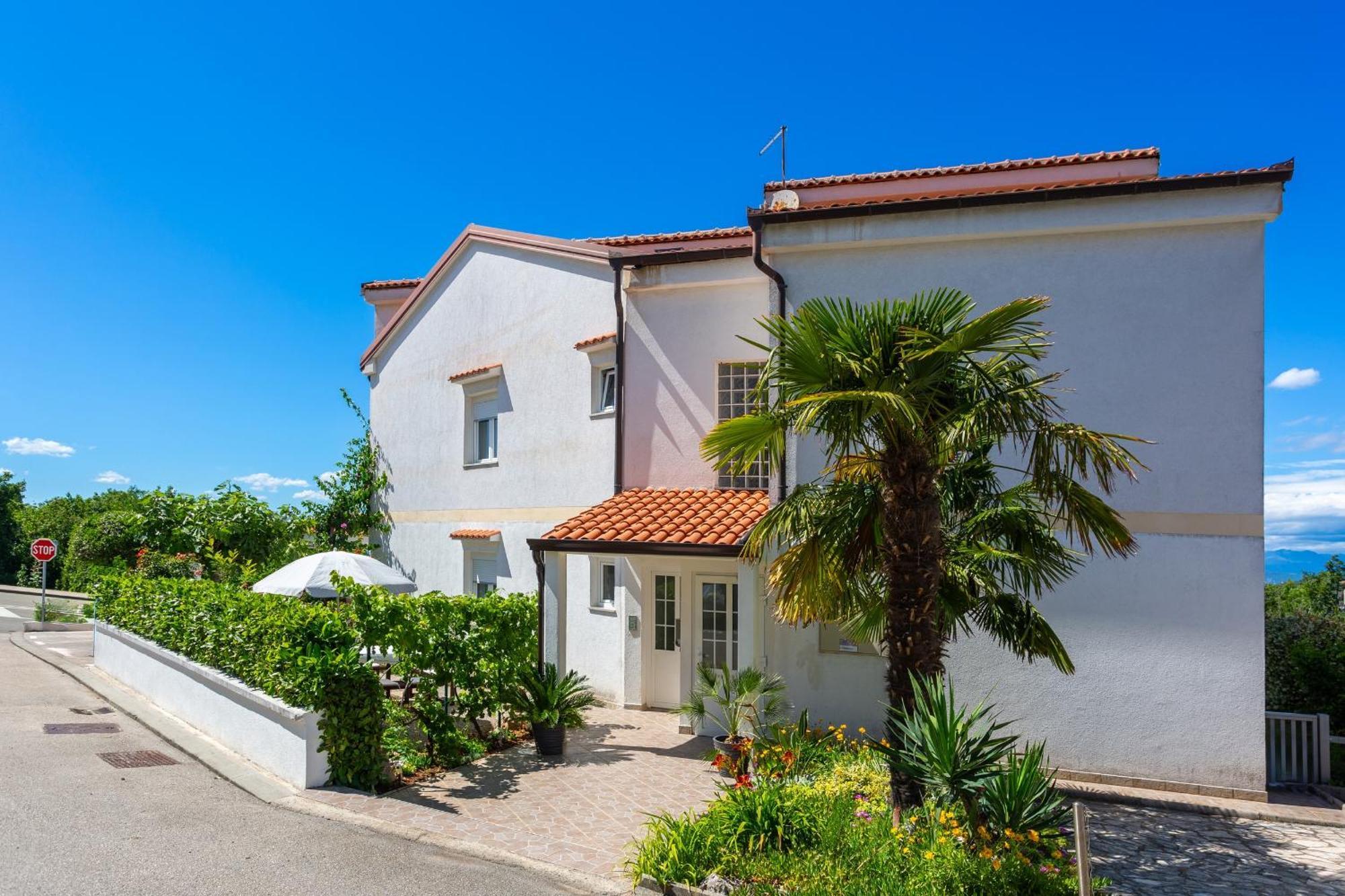 Apartments By The Sea Njivice, Krk - 5296 Bagian luar foto